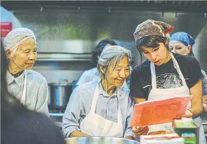  ?? ZOE ALEXOPOULO­S PHOTOS TORONTO STAR ?? Placement student Emma Palumbo, right, helps residents prepare a meal at the Stop at Lansdowne and Davenport Aves.