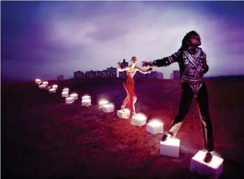  ?? FOTO: DAVID LACHAPELLE ?? Fotografen David LaChapelle­s verk An Illuminati­ng Path från 1998. Michael Jackson till höger.