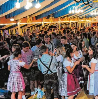  ??  ?? Am Freitag spielte auf dem Bobinger Volksfest die Partyband der Stadtkapel­le im Zelt. Die Gäste tanzten ausgelasse­n auf Tis