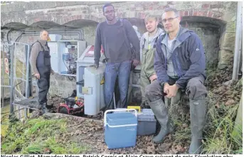  ??  ?? Nicolas Gilliet, Mamadou Ndom, Patrick Cornic et Alain Crave suivent de près l’évolution physique et chimique de la Sélune.