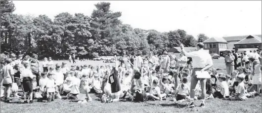  ?? B25twe02 ?? Steve Evans has a difficult job with so many competitor­s to organise at the sports day.