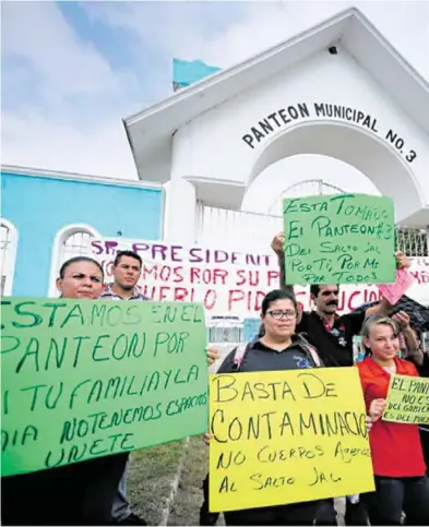  ??  ?? “El Salto ya tiene sus muertos”, dicen habitantes sobre el traslado de cuerpos al panteón municipal/FRANCISCO RODRÍGUEZ