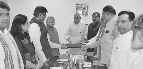  ?? HT ?? Haryana CM Manohar Lal Khattar and INLD leader Abhay Chautala with Union minister Rajnath Singh in New Delhi. State Congress chief Ashok Tanwar, CLP leader Kiran Choudhry and former CM Bhupinder Singh Hooda are also seen in the picture along with state...
