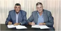  ??  ?? Rafael Villalona, presidente de Fedogolf, y Michale Espino, CEO de Vpar, al momento de firmar el pacto.