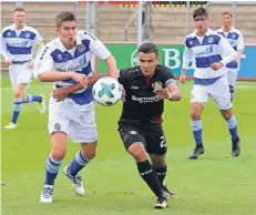  ?? FOTO: UWE MISERIUS (ARCHIV) ?? Unfreiwill­ig spielfrei waren Bayers Fußball-A-Junioren um Kapitän Atakan Akkaynak, der nun mit der U 19-Nationalel­f unterwegs ist.