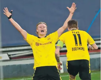  ?? EFE ?? Haaland (izq.) marcó dos goles en el triunfo de BVB sobre Sevilla./