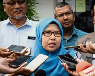  ??  ?? Addressing the media: Maslina speaking to reporters after lodging a report at the Ayer Keroh police station.