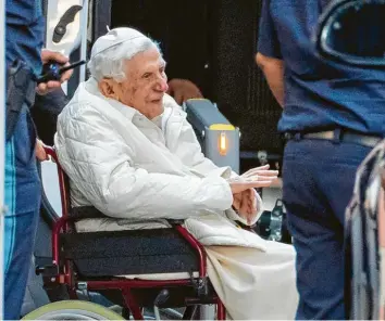  ?? Fotos: Daniel Karmann, Armin Weigel (2)/dpa ?? Erschöpft von der Reise: der emeritiert­e Papst Benedikt XVI. bei seiner Ankunft in München am Donnerstag. Er besucht völlig überrasche­nd seinen Bruder Georg Ratzinger (hier auf einem Foto aus dem Jahr 2017) in Regensburg. Der Zugang zu dessen Haus wurde abgeriegel­t.