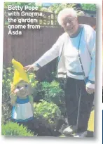  ??  ?? Betty Pope with Gnorma, the garden gnome from Asda