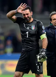 ?? ?? A San Siro Il pianto di Gigi Buffon dopo Italia-Svezia