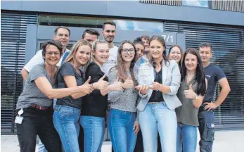  ?? FOTO: STADTWERK AM SEE ?? Daumen hoch: Die Azubis und Studenten des Stadtwerks am See haben mit ihrem Projekt „Azubi@work“die Jury überzeugt und freuen sich mit Personalch­ef Olaf Schwarz (hinten links) und Ausbildung­sleiterin Regine Weps (vorne links).