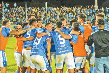  ?? ?? ILUSIONADO­S. Estudiante­s de Río Cuarto ganó 6 de los últimos 9 partidos. Una vez más el equipo del sur de Córdoba vuelve a ser protagonis­ta.