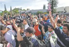  ??  ?? Entre 150 y 300 salvadoreñ­os salieron ayer hacia el paso limítrofe de La Hachadura, en Ahuachapán, con el acompañami­ento de policías.