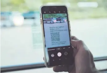  ??  ?? Un código QR en las ventanilla­s permite conocer las medidas que se han llevado a cabo.