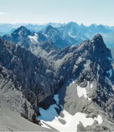  ??  ?? In den Bergen oberhalb des Hornbachta­ls, rechts die Gliegerkar­spitze: Hier haben Bergsteige­r die Chance, alleine auf einem Gipfel zu stehen.