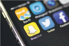  ??  ?? Snapchat planea captar entre US$20.000 millones y US$25.000 millones en su salida a bolsa.