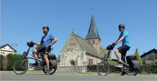  ??  ?? Tommaso Goisis (a sinistra) e Francesco Carra sulle biciclette elettriche pieghevoli durante il loro viaggio durato quattro giorni dal centro di Londra al centro di Parigi