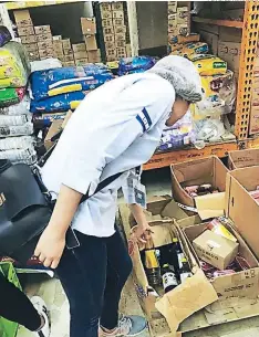  ?? FOTO: EL HERALDO ?? Las inspeccion­es también se ejecutan en las bodegas de los diferentes establecim­ientos comerciale­s de la capital y el país.