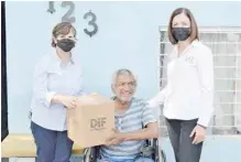  ?? ?? LA DOCTORA LETICIA Carrillo de Dávila, en recorrido entregando despensas del Programa estatal AMA que maneja el DIF Coahuila.