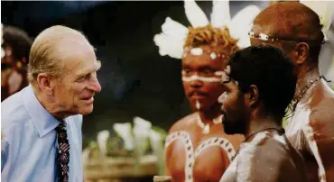  ?? Foto: dpa/Fiona Hansen ?? Prinz Philip bei den Aborigines im australisc­hen Cairns