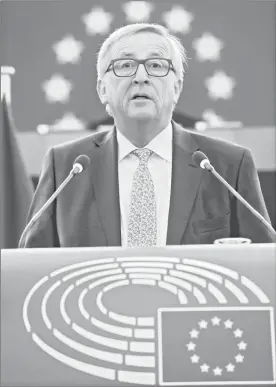  ??  ?? El presidente de Comisión Europea, Jean-Claude Juncker, en una reunión con los miembros del Parlamento en Estrasburg­o ■ Foto Ap