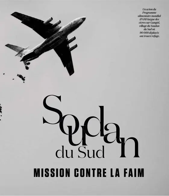  ??  ?? Un avion du Programme alimentair­e mondial (PAM) largue des vivres sur Ganyiel, village du Soudan du Sud où 90 000 déplacés ont trouvé refuge.