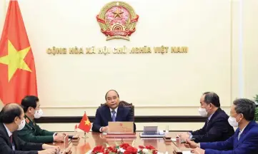  ??  ?? Le président Nguyên Xuân Phuc (centre) lors de son entretien en ligne avec son homologue indonésien
Joko Widodo. Thông Nhât/ VNA/CVN