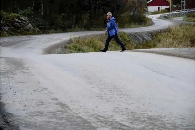  ?? GEIR SVEEN ?? Dette er den sju meter breie anleggsvei­en som går sør for Figgjoelva og inn i området, der Tverrforbi­ndelsen fra Sandnes kan få en utgang til E39. Tor Inge Kalberg (Frp) jobber iherdig for å få en ny omkjørings­vei for sin egen bygd, men Kalberg vil ikke godta en ny bomring som løsning.