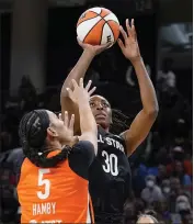  ?? NAM Y. HUH — THE ASSOCIATED PRESS ?? Nneka Ogwumike shoots over Dearica Hamby during Sunday’s WNBA All-star Game in Chicago.