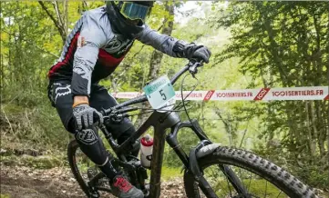  ??  ?? Valentin Escriou a remporté à Moulinet sa toute première victoire scratch sur l’Urge  Enduro Tour. Avec la manière de surcroît. (Photo G.G.)