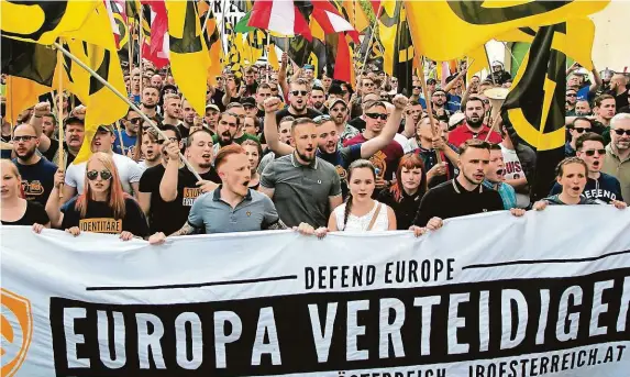  ?? FOTO REUTERS ?? Braňte Evropu! Demonstrac­e hnutí identitářů ve Vídni 11. července 2016. Organizace dlouhodobě bojuje proti migraci a multikultu­ralismu, kořeny mají identitáři ve Francii.