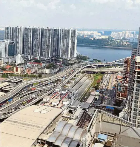  ?? PIC BY ZAIN AHMED ?? A bird’s-eye view of the Sultan Iskandar Building Customs, Immigratio­n and Quarantine and the vehicle lanes.