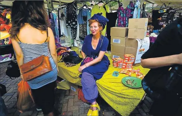  ?? NBTC. ?? Una de las vendedoras de prendas de segunda mano en el Noordermar­kt de Amsterdam