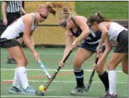  ?? GENE WALSH — DIGITAL FIRST MEDIA ?? Springfiel­d’s Annie Ryan controls the ball between Upper Dublin’s Jenn McCarny and Lauren Greene Monday.