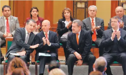  ?? JAVIER RÍOS ?? Al centro a la izquierda, el secretario de Hacienda, José Antonio González Anaya.