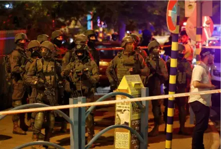  ?? AFP/VNA Photo ?? Israeli security forces are pictured at the scene of an attack in the central city of Elad on Thursday.
