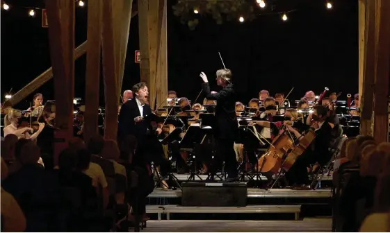  ?? FOTO: HALIZ YOSEF/EKENÄS SOMMARKONS­ERTER ?? Barytonen Georg Nigl och dirigenten Esa-Pekka Salonen sammanstrå­lade i Mahler på Tröskhuset i Fiskars.
■