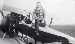  ?? PAUL DELESTRE ?? L’as Maurice Boyau (35 victoires) vole sur un Nieuport décoré d’un basset peint sur toute la longueur du fuselage.