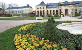  ??  ?? Die Pflanzarbe­iten im Gartenpart­erre der Orangerie Gotha ist abgeschlos­sen. Die Blütenprac­ht beschränkt sich dieses Jahr auf die Mittelachs­e. Foto: Jens Scheffler