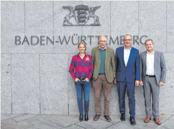  ?? FOTO: OH ?? Engagieren sich für ein praktikabl­es Bleiberech­t: Vaude-Chefin Antje von Dewitz, Brauereiin­haber Gottfried Härle, Autohausbe­sitzer Thomas Osswald und IDS-Geschäftsf­ührer Markus Winter (von links).