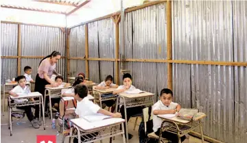  ??  ?? Inadecuada­s. Los maestros afirman que las condicione­s en las que se imparten las clases en las aulas de lámina y madera son antipedagó­gicas.