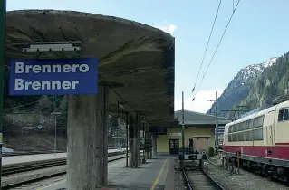  ??  ?? Snodo La stazione di Brennero. Austria e Germania vogliono rafforzare i controlli sui treni merci per evitare che vengano utilizzati dai migranti per attraversa­re la frontiera. Tutto questo avviene in un momento in cui la rotta del Brennero è poco...