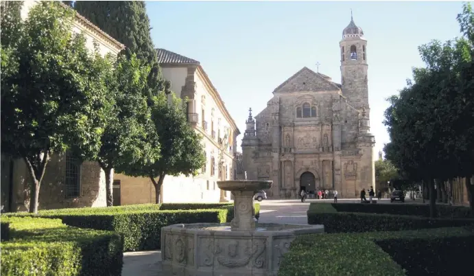  ?? Fotos: Encarna Albiol, José Nieto ?? Die Aussicht von der Plaza Vazquez de Molina auf die Sacra Capilla del Salvador dürfte die meist fotografie­rte in Úbeda sein.