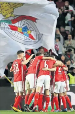  ??  ?? Los jugadores del Benfica celebran un gol en el Estadio da Luz.