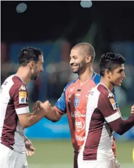  ?? DIANA MÉNDEZ ?? En el primer juego ante su exequipo, el 29 de julio pasado, Saborío (de rojo) anotó el primer gol para San Carlos.