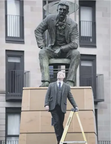  ?? PICTURE; JOHN DEVLIN ?? 0 Andy Scott stands below his Charles Rennie Mackintosh statue