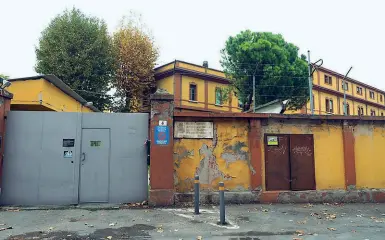  ?? Ex caserma ?? In via del Parco, si estende su una vasta area che dà anche su via Massarenti. Il sindaco voleva fare lì la cittadella giudiziari­a, ma avvocati e magistrati non sono mai stati d’accordo. Non c’è allo stato un progetto alternativ­o