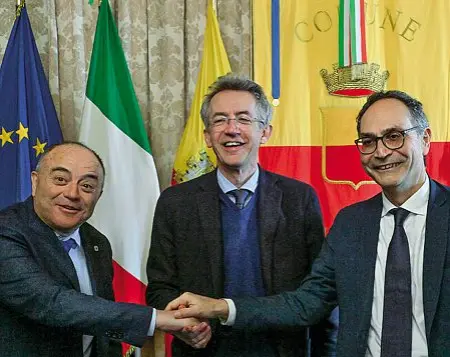  ?? ?? Stretta di mano
Da sinistra: Nicola Gratteri, Gaetano Manfredi, Luigi La Rocca