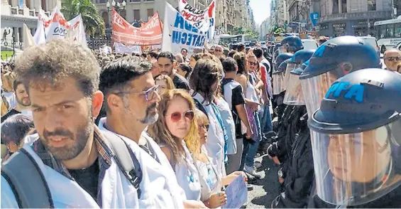  ?? MARTÍN CAMPAYA ?? Frente a frente. Docentes de paro, y el cordón policial, en el Congreso. Reclamaron por el FONID y la paritaria nacional docente.