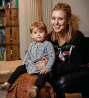  ??  ?? FOTO DIRK VERTOMMEN Kajsa Leyman met dochtertje Lou. Het meisje werd zes weken te vroeg geboren en is nu een flinke meid.